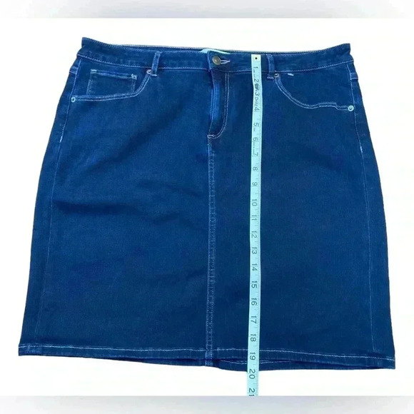 Simons, Indigo Denim Knee-Length Skirt with Pockets, Size 16 - Picture 8 of 9